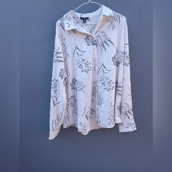 Floral Print Button-Up Blouse - Picture 4 of 9